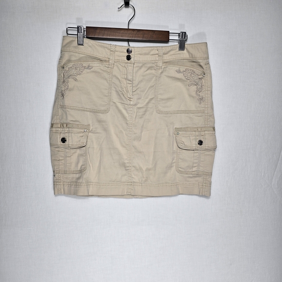 White House Black Market Dresses & Skirts - White House Black Market Women’s Size 6 Khaki Cargo Mini Skirt Embroidered